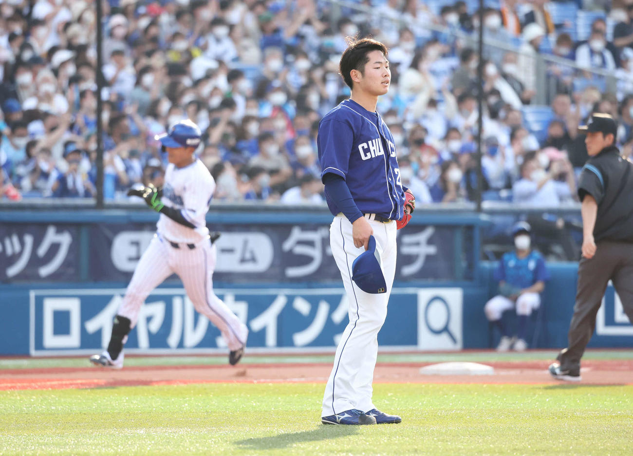 DeNA対中日　8回裏DeNA2死、代打宮本（後方）にこの回3本目の本塁打を許した森（撮影・丹羽敏通）