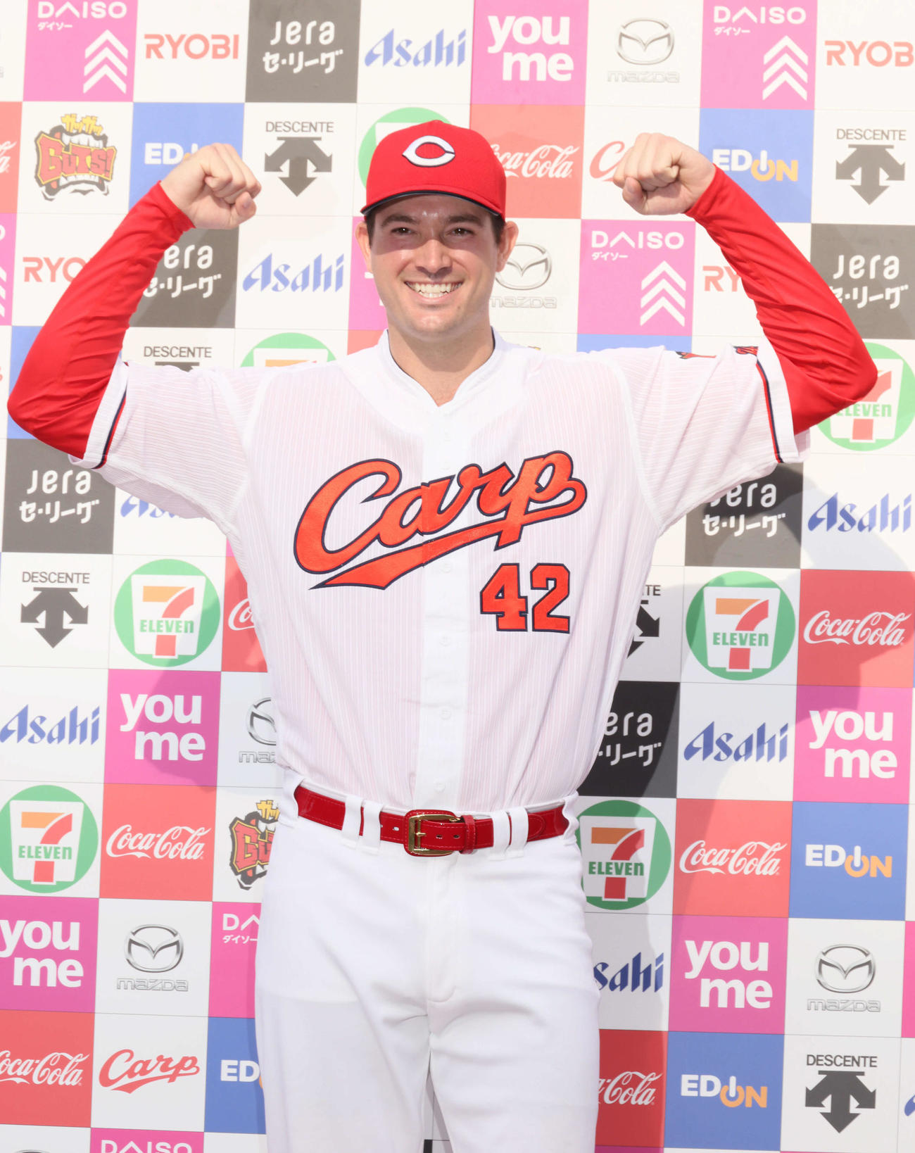 広島対巨人　お立ち台でポーズを決めるアンダーソン（撮影・加藤孝規）