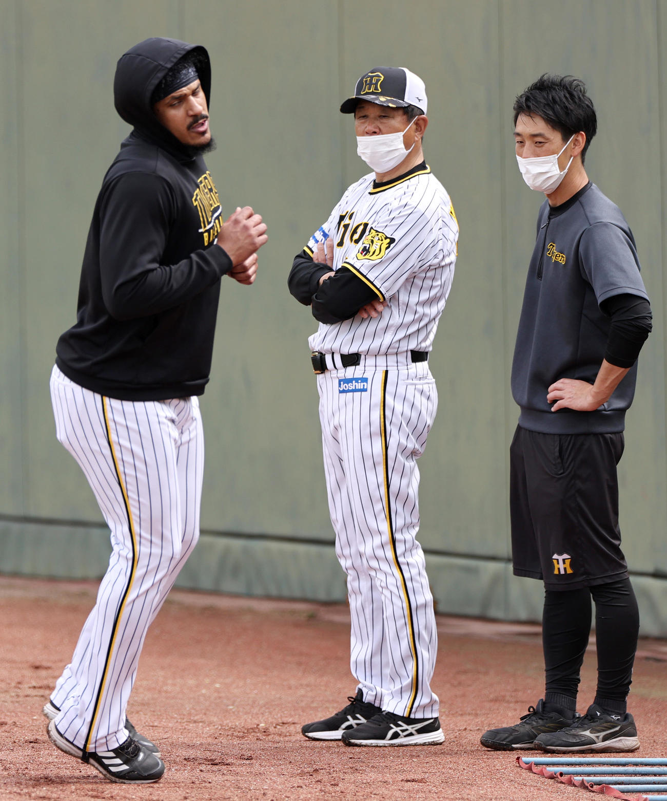 22年4月27日、平田2軍監督（中央）が見守る中、マルテ（左）はトレーニングに励む