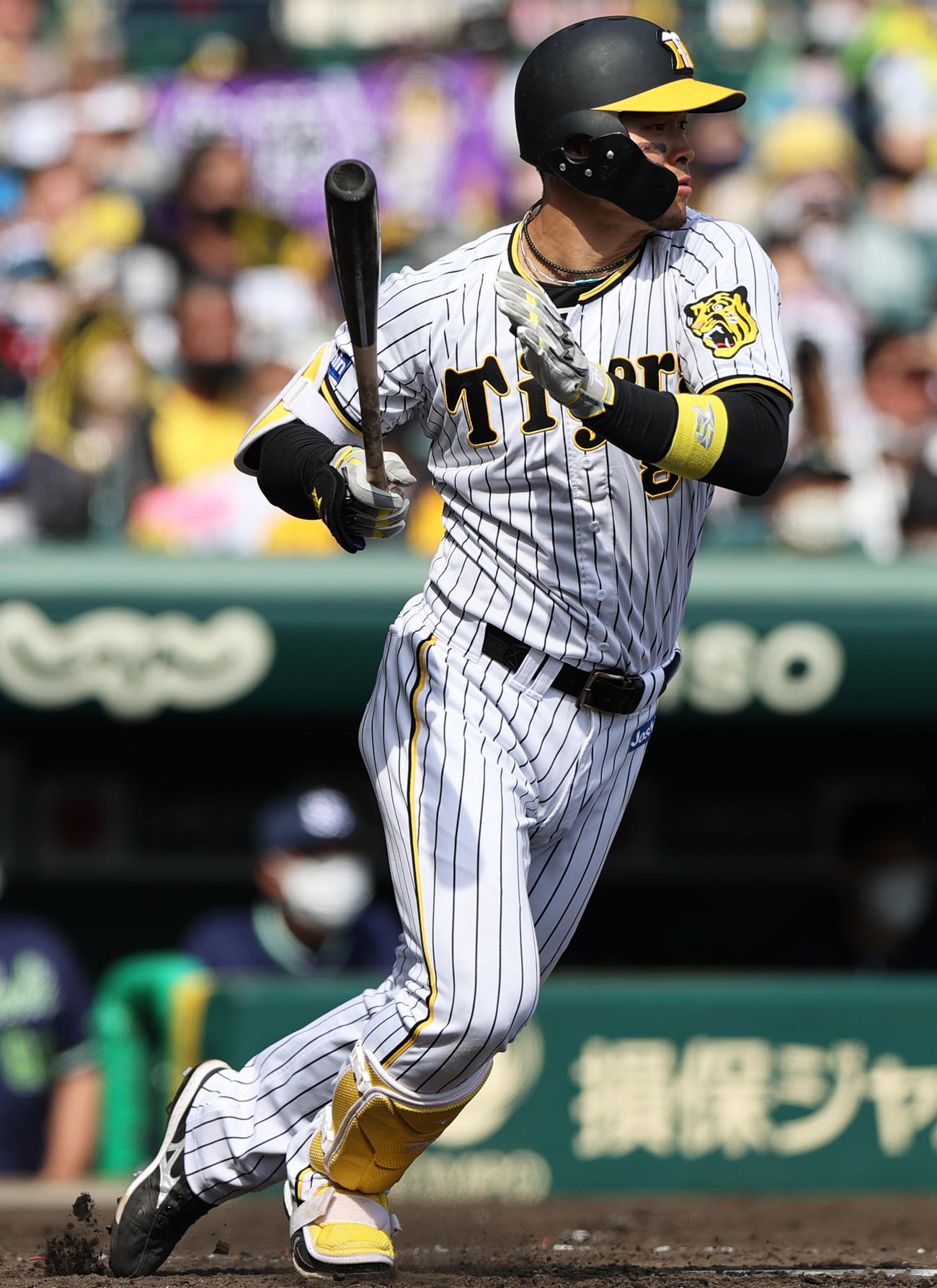 阪神対ヤクルト　3回裏阪神1死一、二塁、佐藤輝は中前適時打を放つ（撮影・上山淳一）