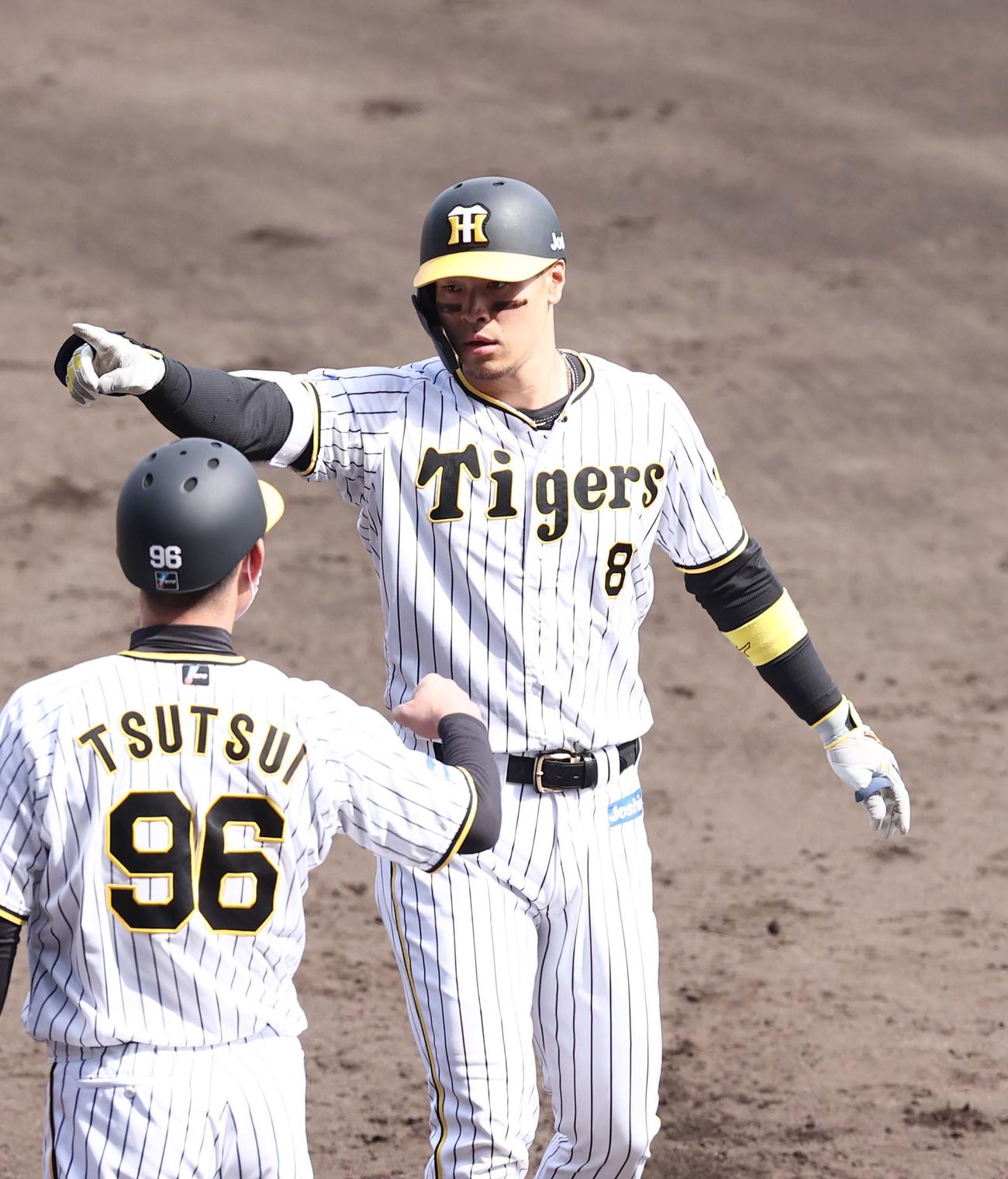 阪神対ヤクルト　3回裏阪神1死一、二塁、佐藤輝は中前適時打を放ちポーズを決める（撮影・上田博志）