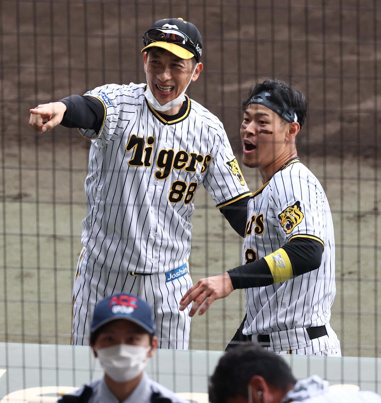 阪神対ヤクルト　サヨナラ勝利し笑顔を見せる矢野監督（左）と佐藤輝（撮影・上田博志）