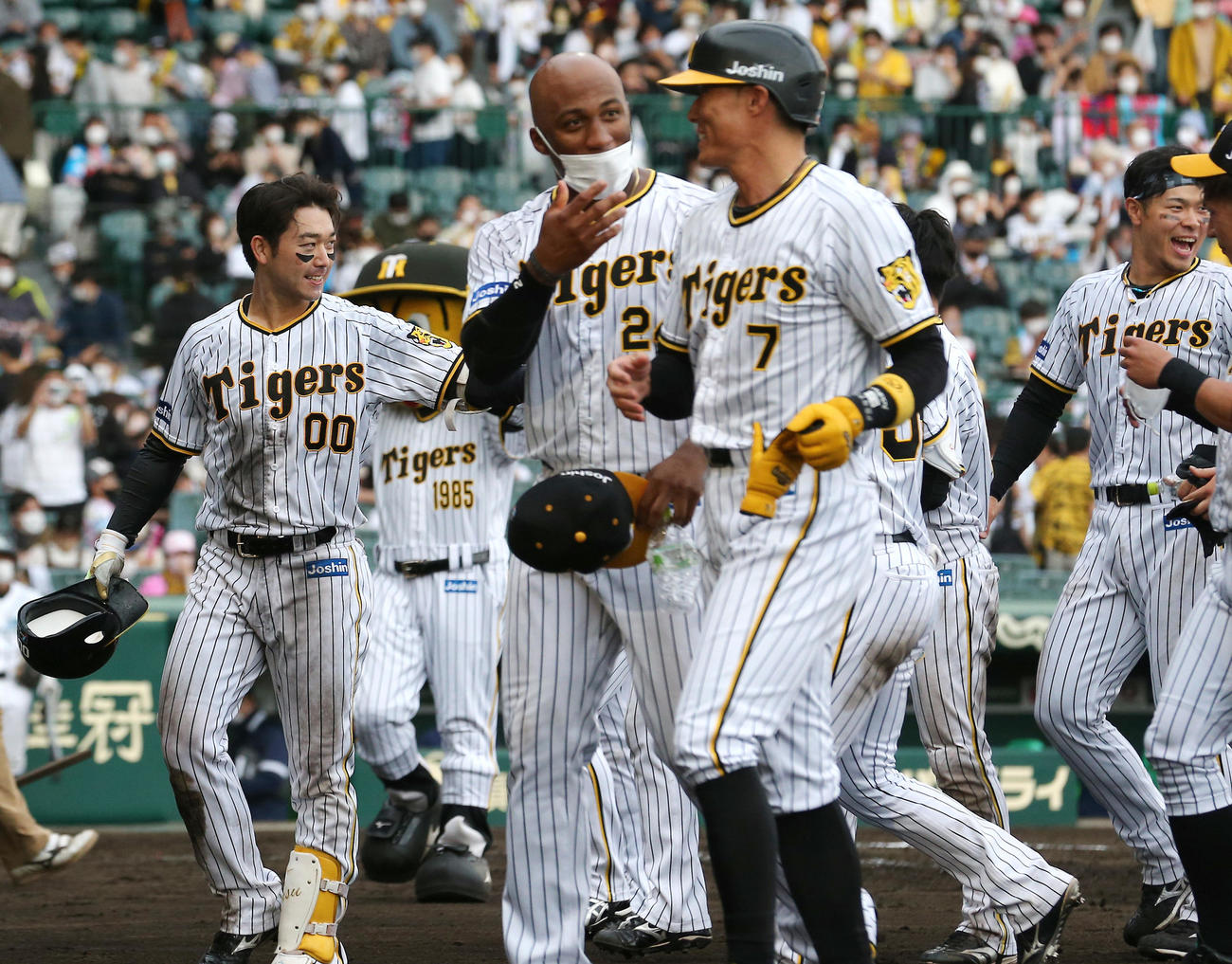 阪神対ヤクルト　阪神山本（左）のサヨナラ四球で勝利し喜ぶ阪神ナイン（撮影・上山淳一）