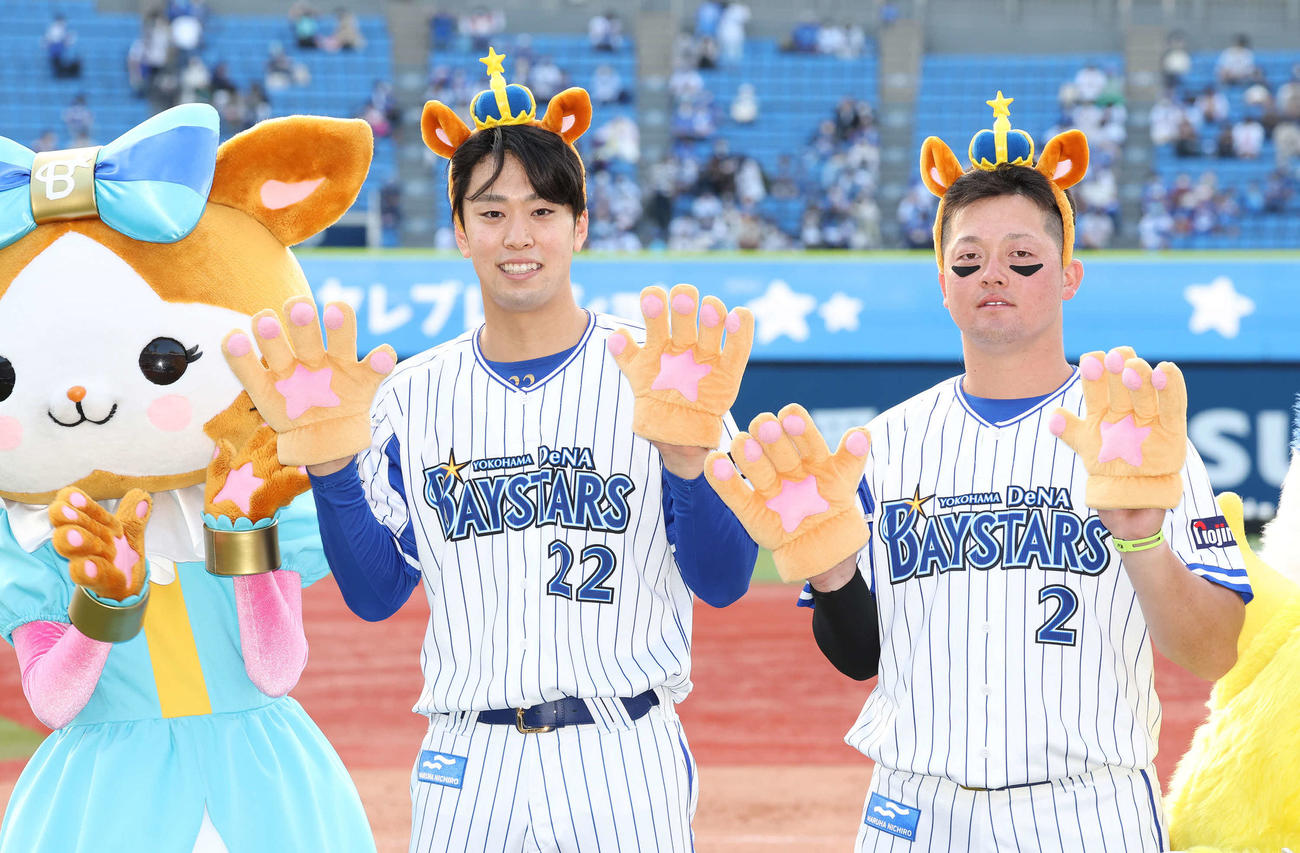 DeNA対中日　「スターマン☆ランド」にちなんで、カチューシャをつけて写真に納まる入江（左）と牧（撮影・丹羽敏通）