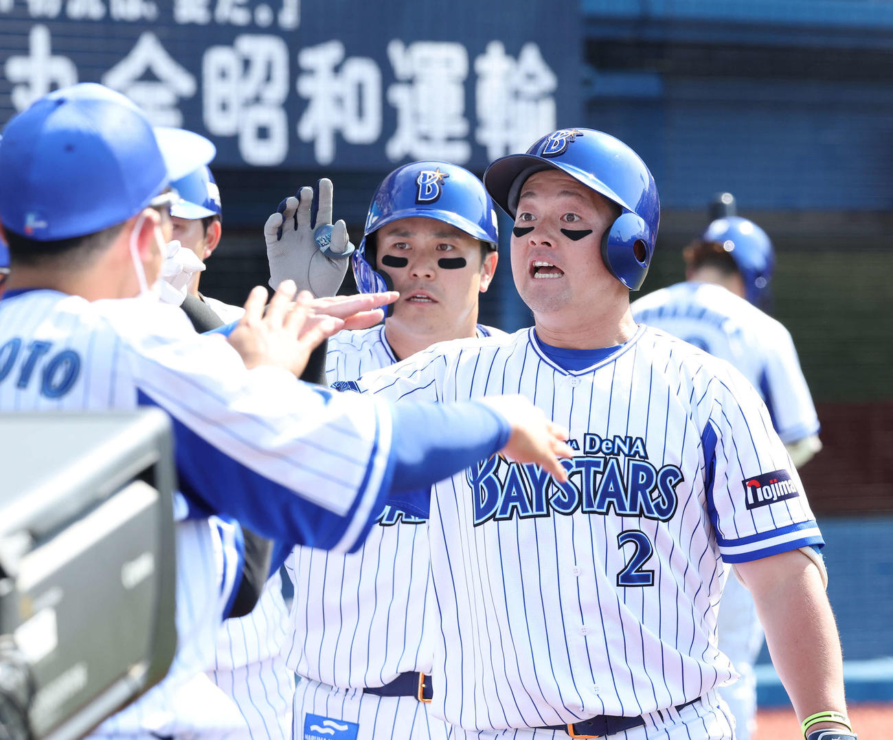 DeNA対中日　1回裏DeNA1死一、二塁、牧（右）は先制の3点本塁打を放ちチームメートの祝福を受ける（撮影・丹羽敏通）