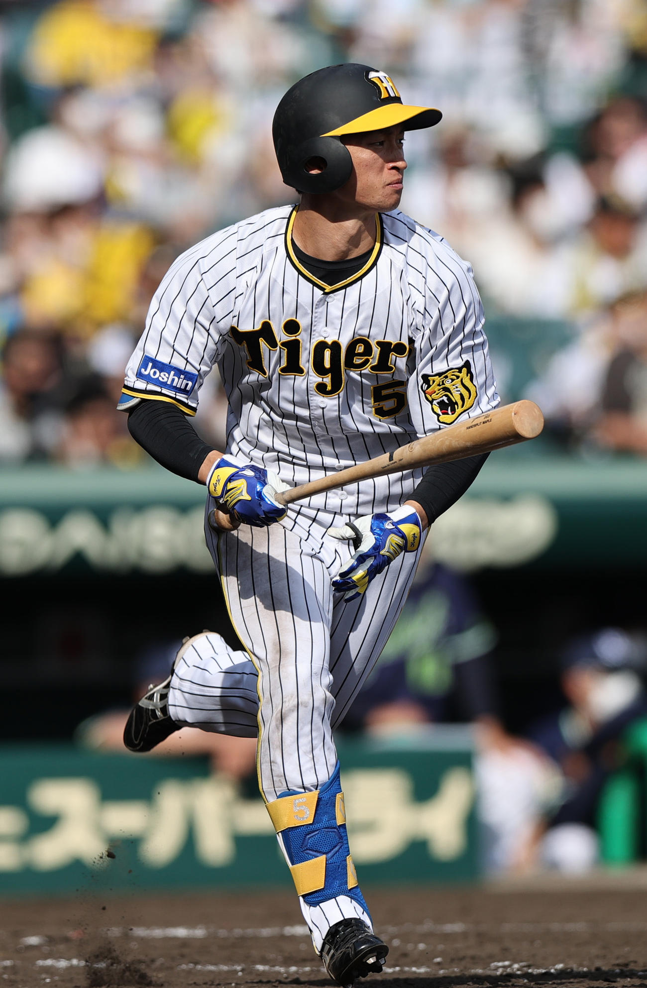 阪神対ヤクルト　5回裏阪神1死、近本は中前打を放つ（撮影・上山淳一）
