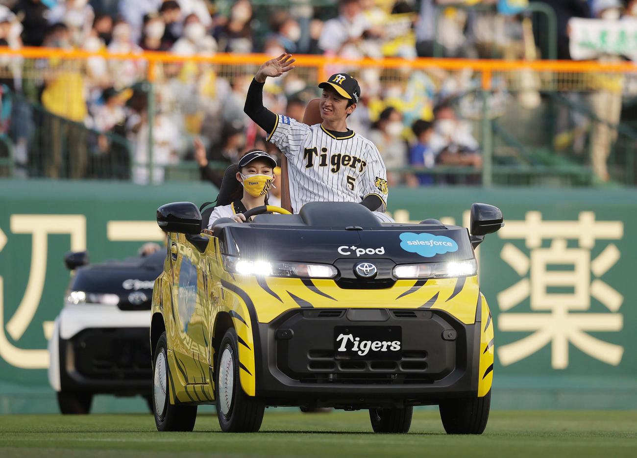 阪神対ヤクルト　リリーフカーで場内1周し、スタンドのファンに手を振る阪神近本（撮影・前田充）