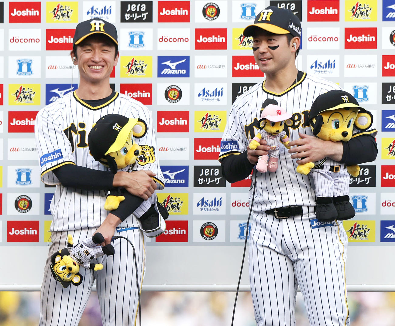 阪神対ヤクルト　キッズヒーローインタビューに答える近本（左）と山本（撮影・上山淳一）