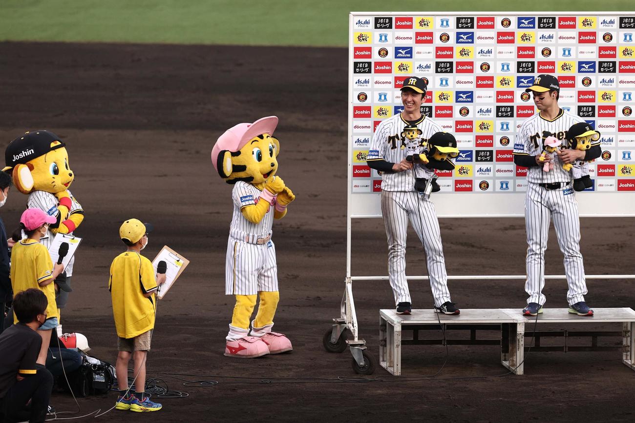 阪神対ヤクルト　キッズインタビュアーの質問に笑顔で答える近本（左）と山本（撮影・上田博志）