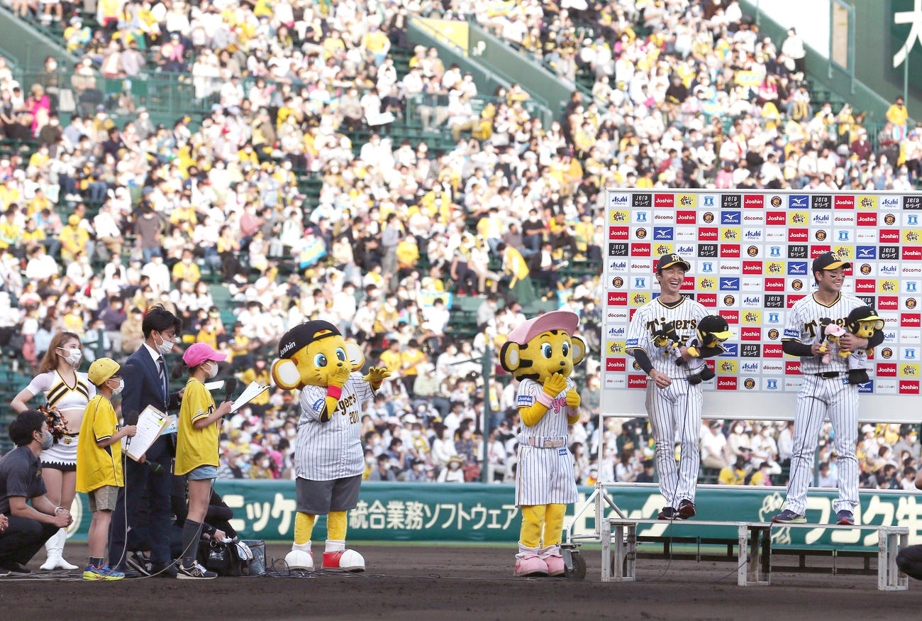 阪神対ヤクルト　キッズヒーローインタビューの質問に笑顔を見せる阪神近本（右から2人目）と山本（右）（撮影・上山淳一）