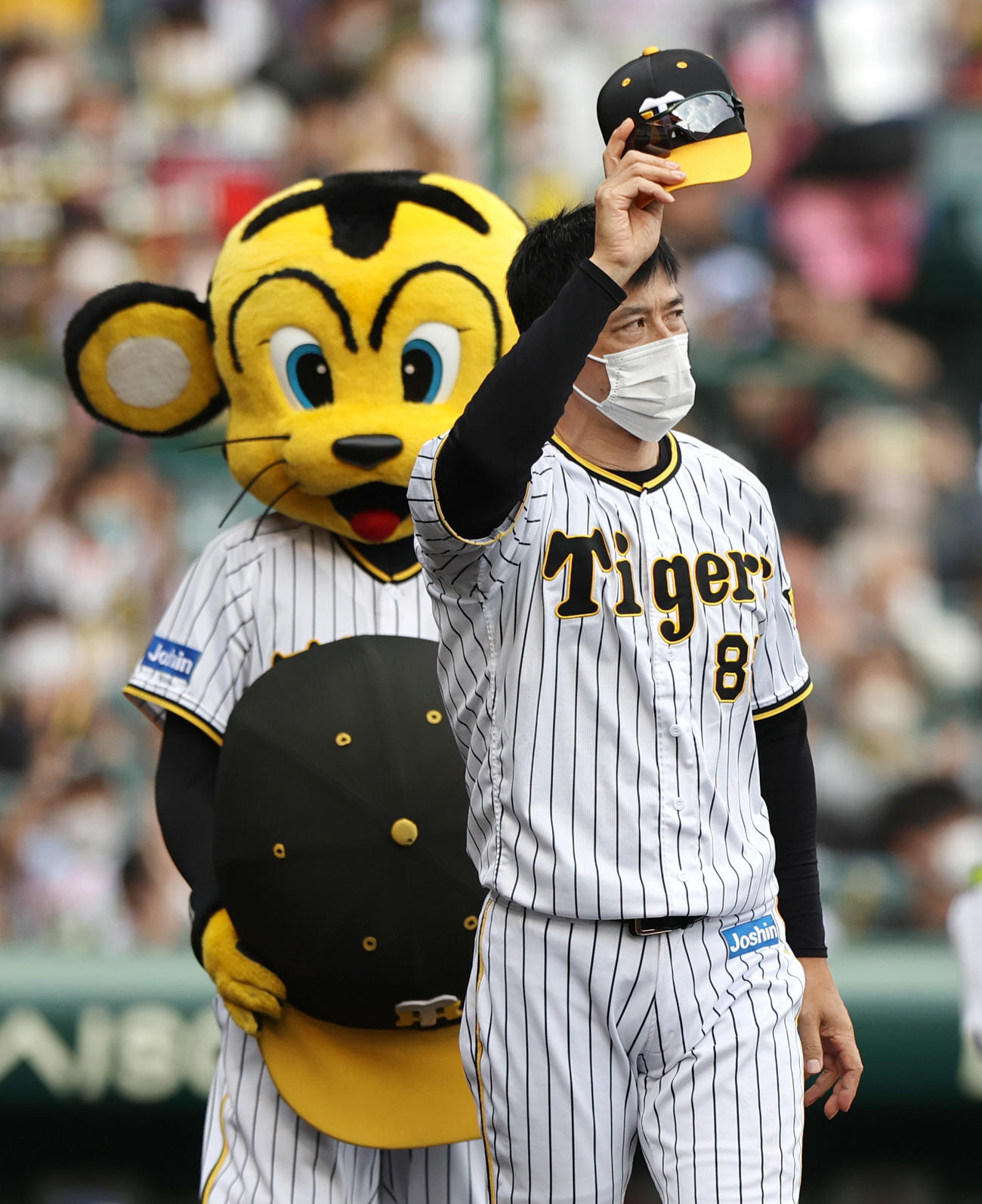 阪神対ヤクルト　ヤクルトに勝利し、あいさつする阪神矢野監督（撮影・上山淳一）