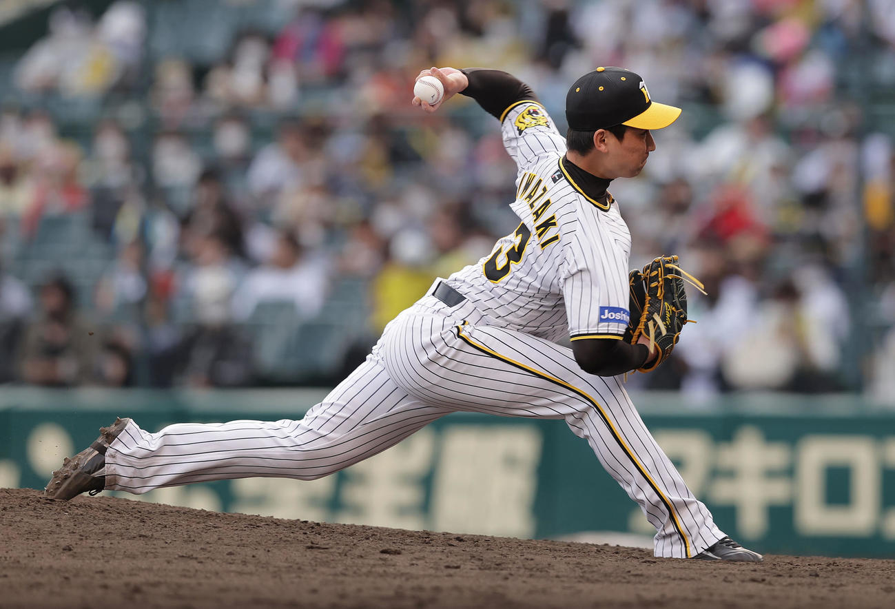 阪神対ヤクルト　阪神6番手で登板する岩崎（撮影・前田充）
