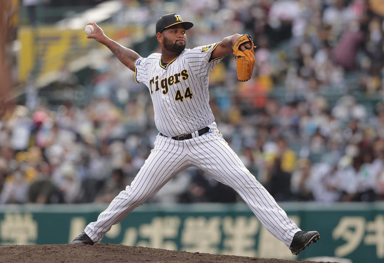 阪神対ヤクルト　阪神4番手で登板するアルカンタラ（撮影・前田充）
