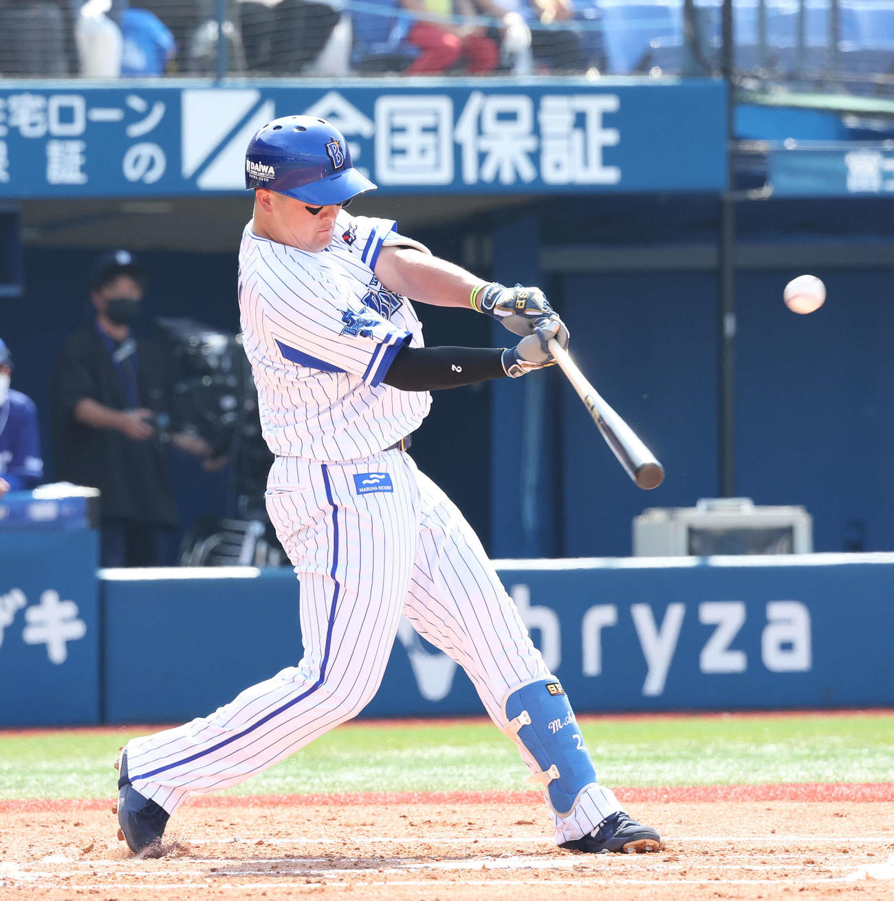 DeNA対中日　1回裏DeNA1死一、二塁、牧は先制の右越え3点本塁打を放つ（撮影・丹羽敏通）
