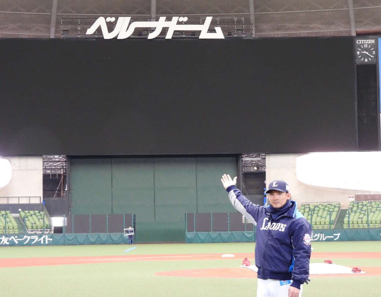 大型ビジョン上部の「ベルーナドーム」の文字をアピールする西武栗山