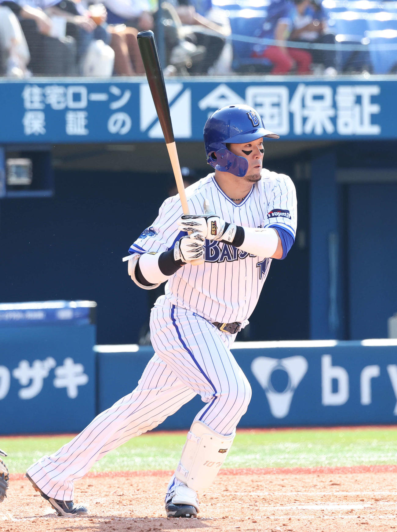 DeNA対中日　4回裏DeNA1死二塁、戸柱は二塁への内野安打を放つ（撮影・丹羽敏通）