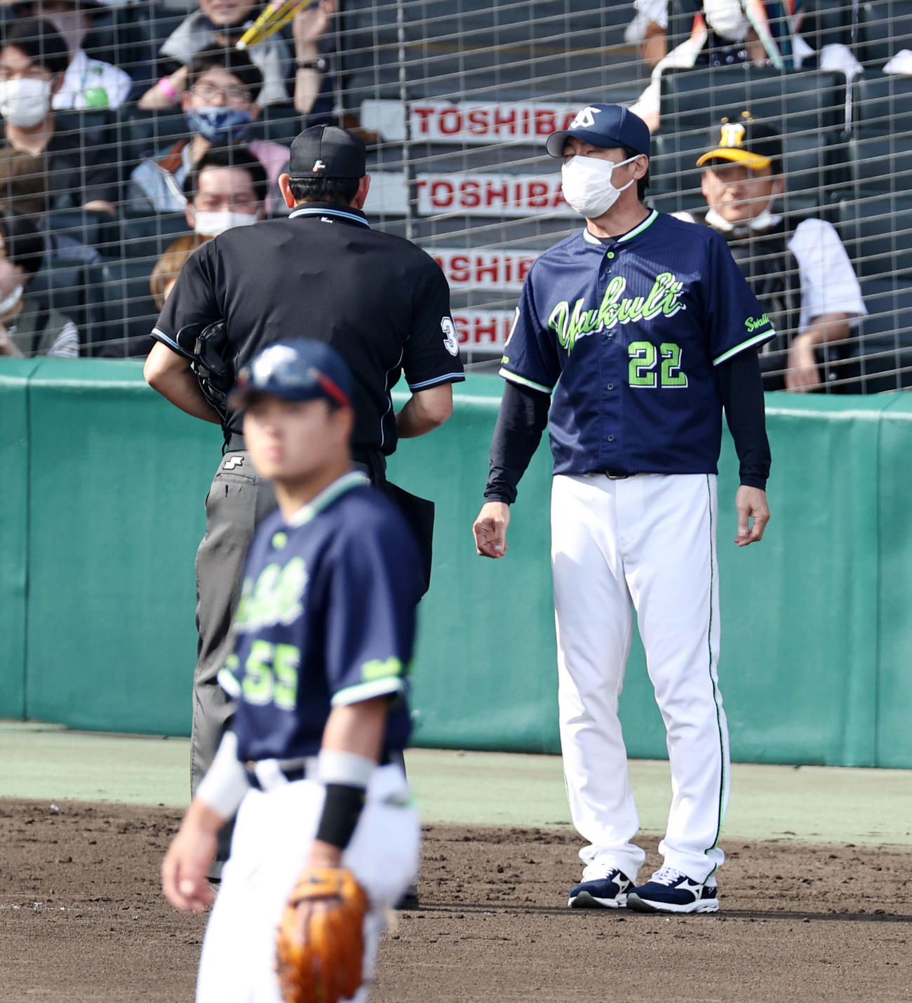 阪神対ヤクルト　5回裏阪神1死一、二塁、高津監督は打者佐藤輝を迎えた所で投手交代を告げる（撮影・加藤哉）