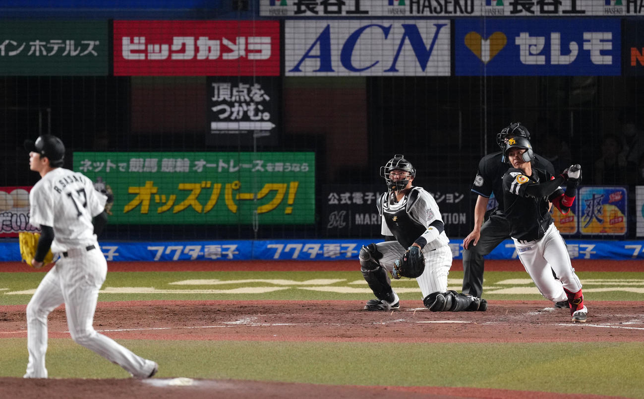 ロッテ対ソフトバンク　4回表ソフトバンク2死二塁、右適時二塁打を放つ今宮（撮影・横山健太）