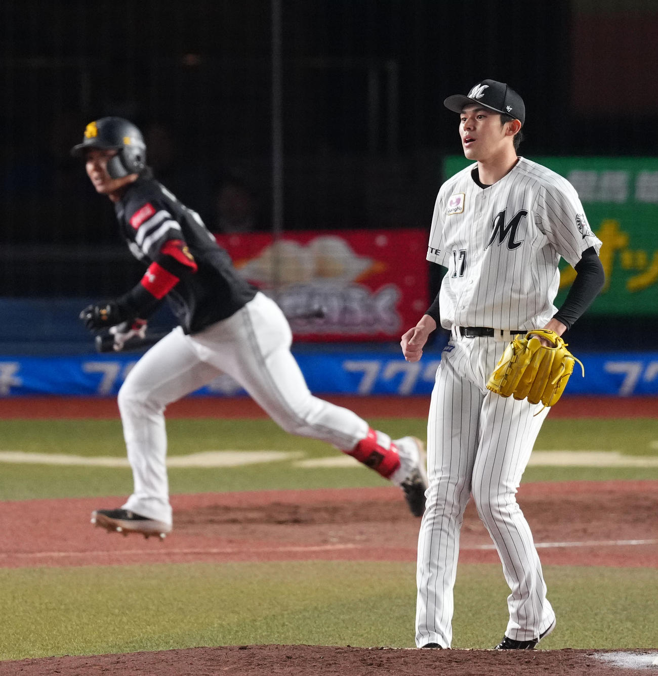 ロッテ対ソフトバンク　4回表ソフトバンク2死二塁、今宮（左）に右適時二塁打を許す佐々木朗（撮影・横山健太）