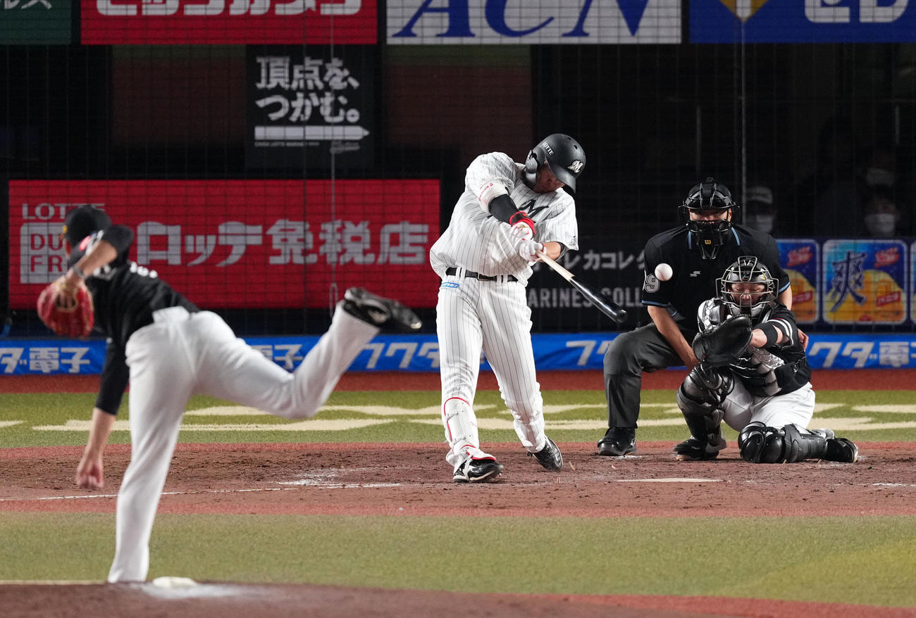 ロッテ対ソフトバンク　5回裏ロッテ1死一塁、中二塁打を放つ安田（撮影・横山健太）