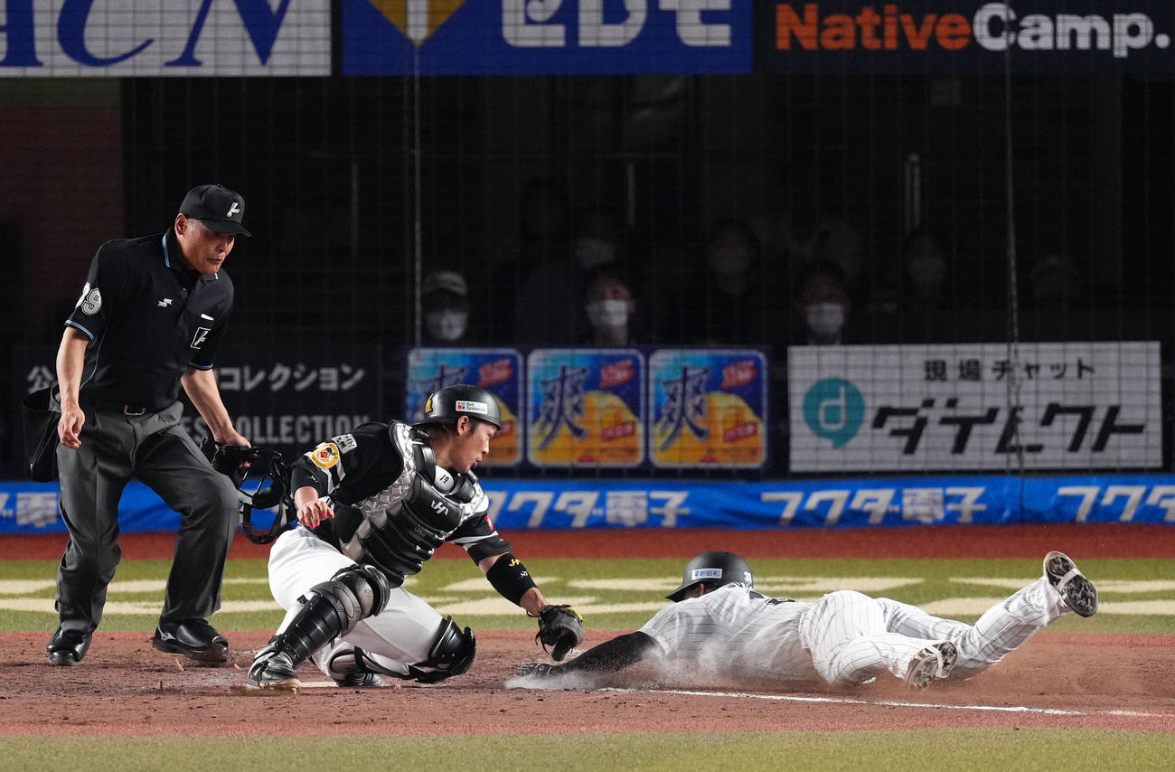 ロッテ対ソフトバンク　5回裏ロッテ1死一塁、菅野は安田の中二塁打で本塁を狙うがタッチアウトとなる（撮影・横山健太）