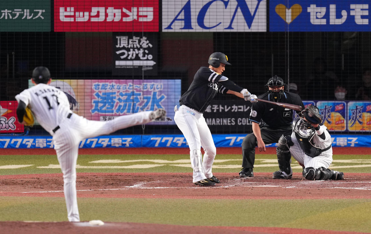 ロッテ対ソフトバンク　2回表ソフトバンク1死、三振に倒れる上林（撮影・横山健太）