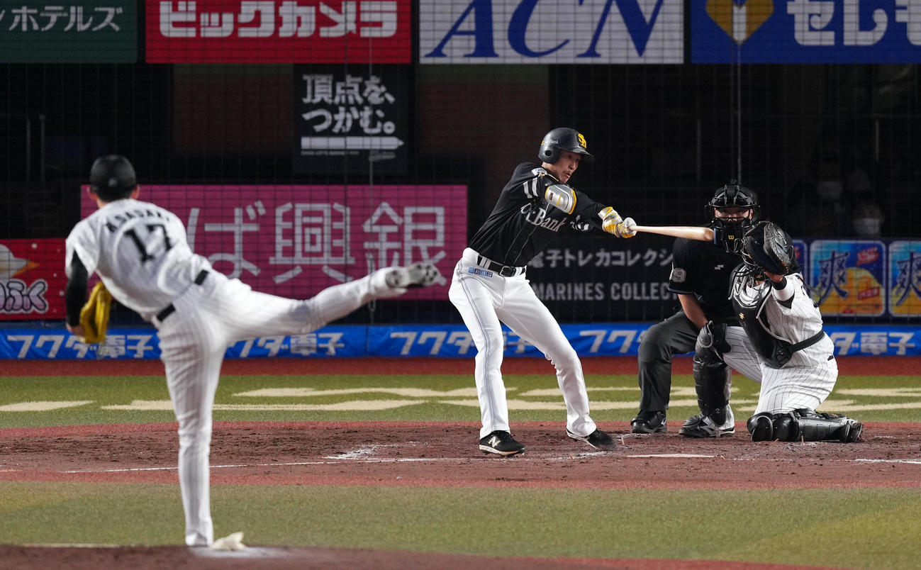 ロッテ対ソフトバンク　3回表ソフトバンク無死、三振に倒れる三森（撮影・横山健太）