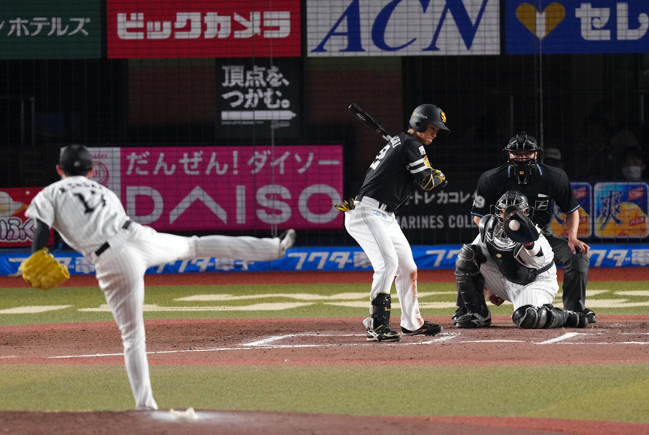 ロッテ対ソフトバンク　6回表ソフトバンク2死、三振に倒れる柳町（撮影・横山健太）