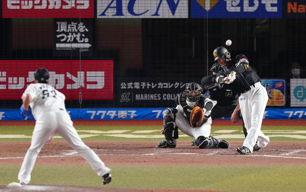 ロッテ対ソフトバンク　9回表ソフトバンク1死一塁、左越え2点本塁打を放つ中谷（撮影・横山健太）