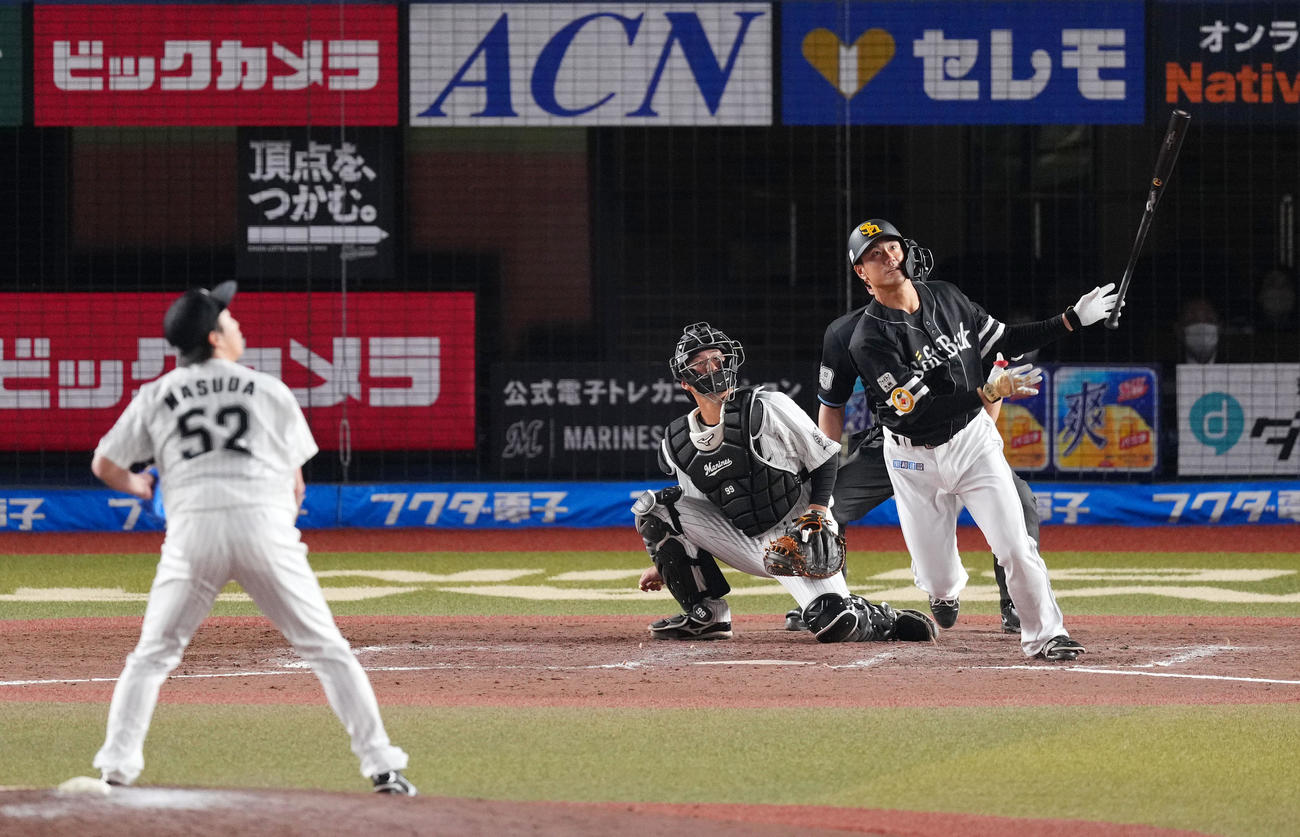ロッテ対ソフトバンク　9回表ソフトバンク1死一塁、左越え2点本塁打を放つ中谷（撮影・横山健太）