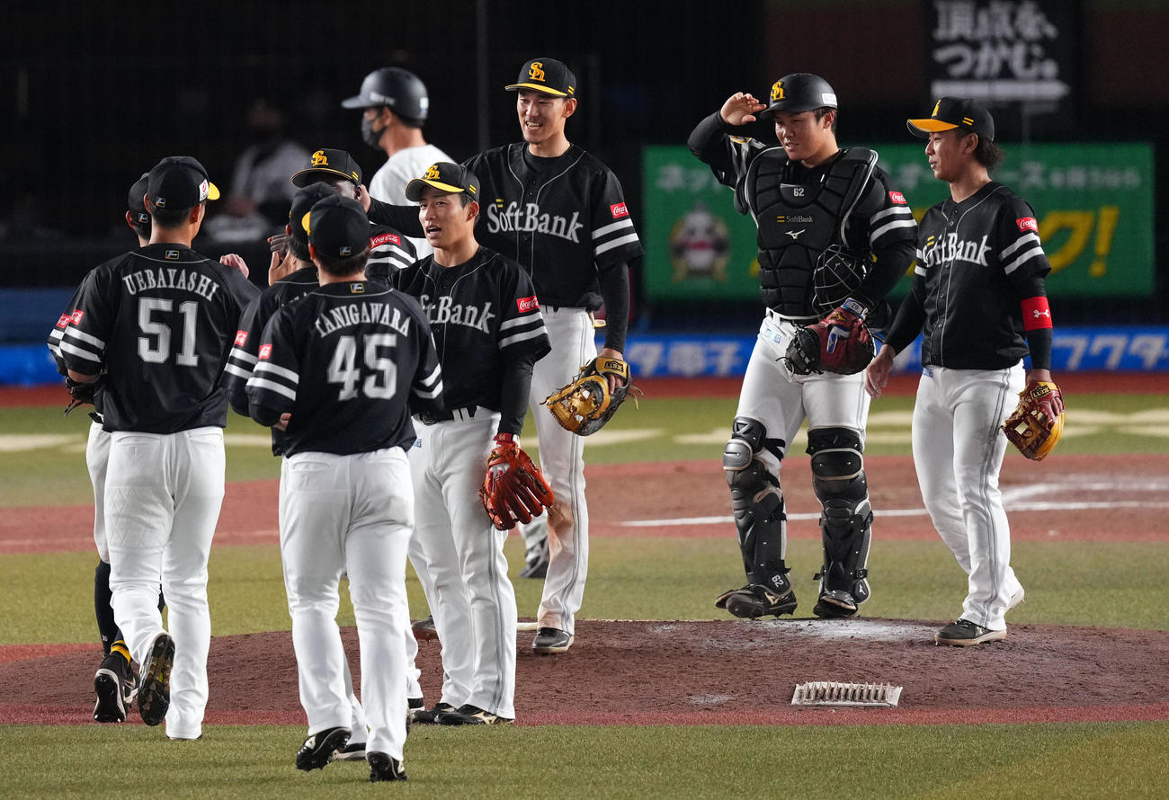 ロッテ対ソフトバンク　ロッテに勝利しタッチを交わすソフトバンクナイン（撮影・横山健太）