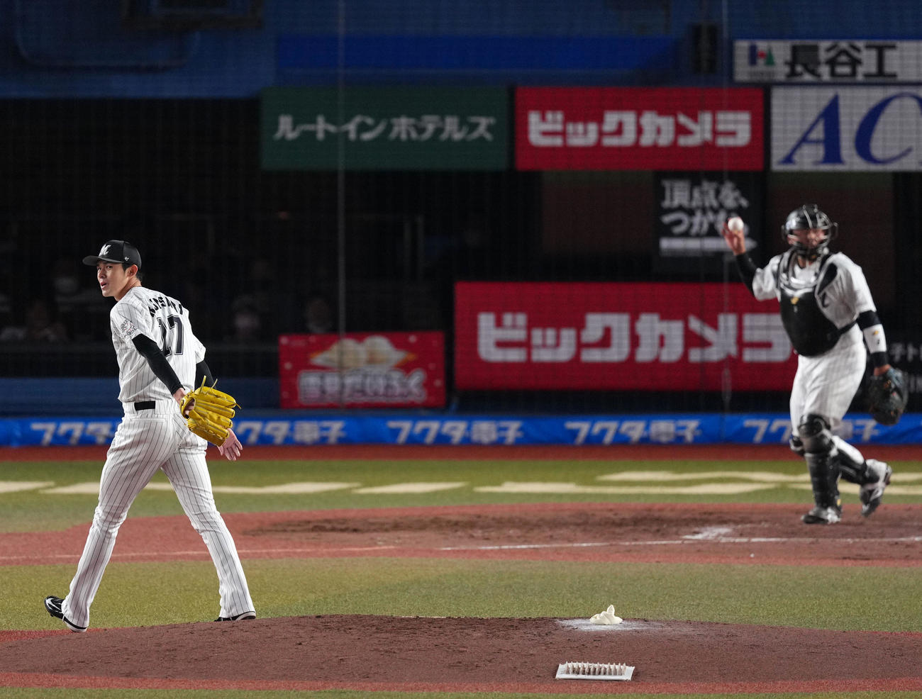 ロッテ対ソフトバンク　3回表を無失点に抑えベンチへ引き揚げるロッテ佐々木朗（左）（撮影・横山健太）
