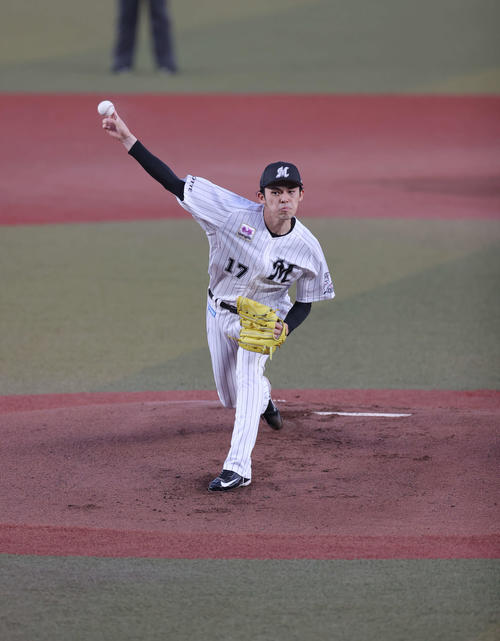 ロッテ対ソフトバンク　力投するロッテ先発の佐々木朗（撮影・井上学）