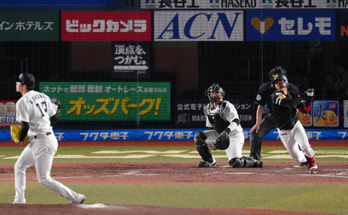 ロッテ対ソフトバンク　4回表ソフトバンク2死二塁、右適時二塁打を放つ今宮（撮影・横山健太）