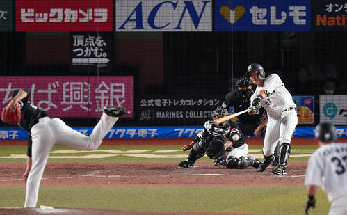 ロッテ対ソフトバンク　5回裏ロッテ1死一、二塁、左翼線へ適時二塁打を放つ山口（撮影・横山健太）