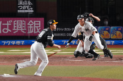 ロッテ対ソフトバンク　5回裏ロッテ1死一、二塁、左翼線へ適時二塁打を放つ山口（撮影・横山健太）
