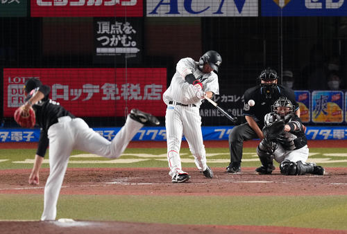 ロッテ対ソフトバンク　5回裏ロッテ1死一塁、中二塁打を放つ安田（撮影・横山健太）