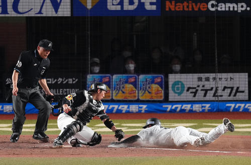 ロッテ対ソフトバンク　5回裏ロッテ1死一塁、菅野は安田の中二塁打で本塁を狙うがタッチアウトとなる（撮影・横山健太）