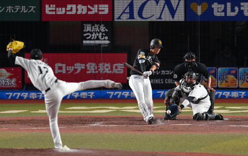 ロッテ対ソフトバンク　4回表ソフトバンク1死二塁、三振に倒れる上林（撮影・横山健太）