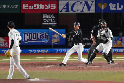 ロッテ対ソフトバンク　5回表ソフトバンク無死、三振に倒れる三森（撮影・横山健太）