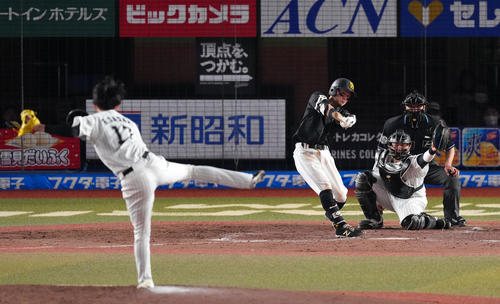 ロッテ対ソフトバンク　5回表ソフトバンク1死、三振に倒れる牧原（撮影・横山健太）