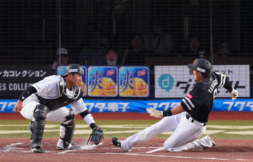 ロッテ対ソフトバンク　1回表ソフトバンク2死一、二塁、柳田（右）は中村晃の左前打で本塁を狙うがタッチアウトとなる。捕手松川（撮影・横山健太）