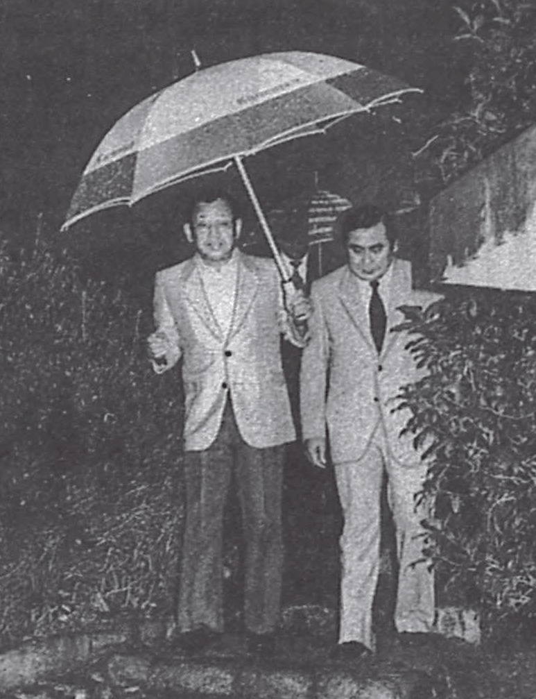 87年、監督就任発表後、自宅にあいさつに訪れた村山実新監督（右）を見送る吉田義男氏