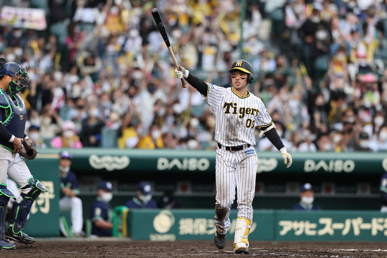 阪神対ヤクルト　9回裏阪神2死満塁、山本はサヨナラ四球を選び、バットを高々と上げる（撮影・上山淳一）