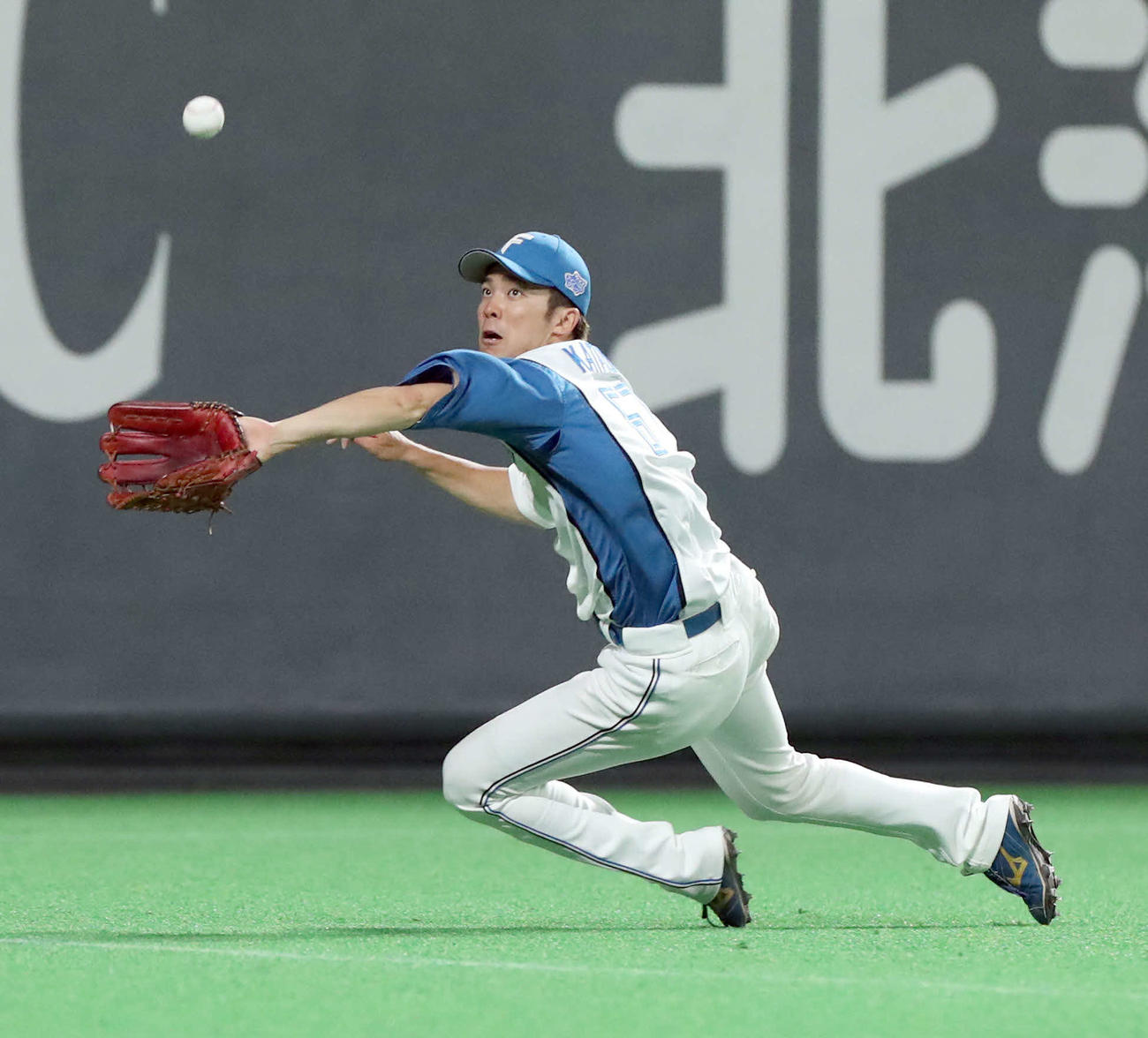日本ハム対楽天　7回表楽天無死二塁、鈴木大の打球を好捕する左翼手片岡（撮影・佐藤翔太）
