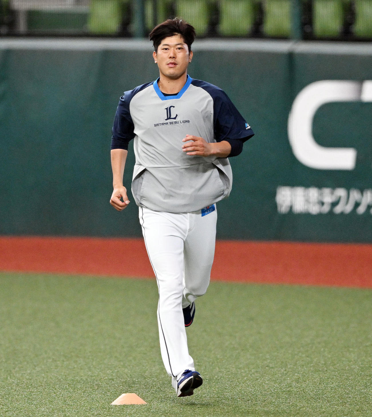 西武対日本ハム　試合前練習で調整する西武内海（撮影・滝沢徹郎）