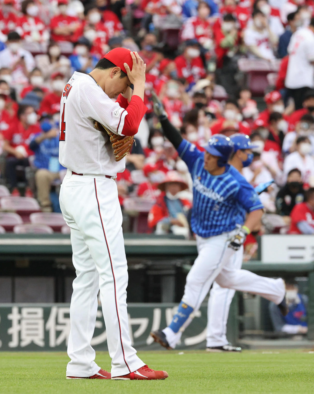 広島対DeNA 1回表DeNA1死一塁、牧に左越え2点本塁打を浴びた大瀬良（撮影・加藤孝規）