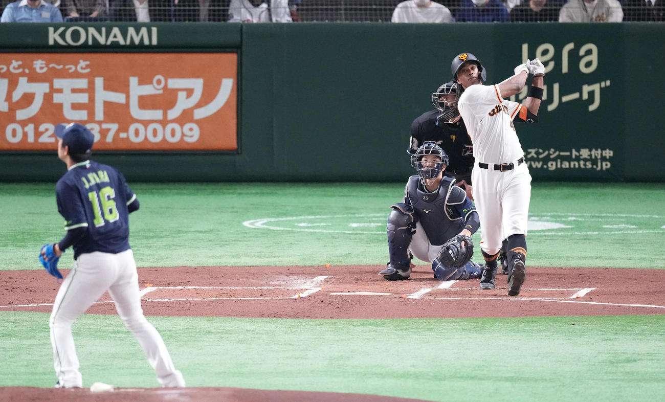 巨人対ヤクルト　1回裏巨人2死、右中間に先制のソロ本塁打を放つウォーカー。投手原（撮影・鈴木みどり）