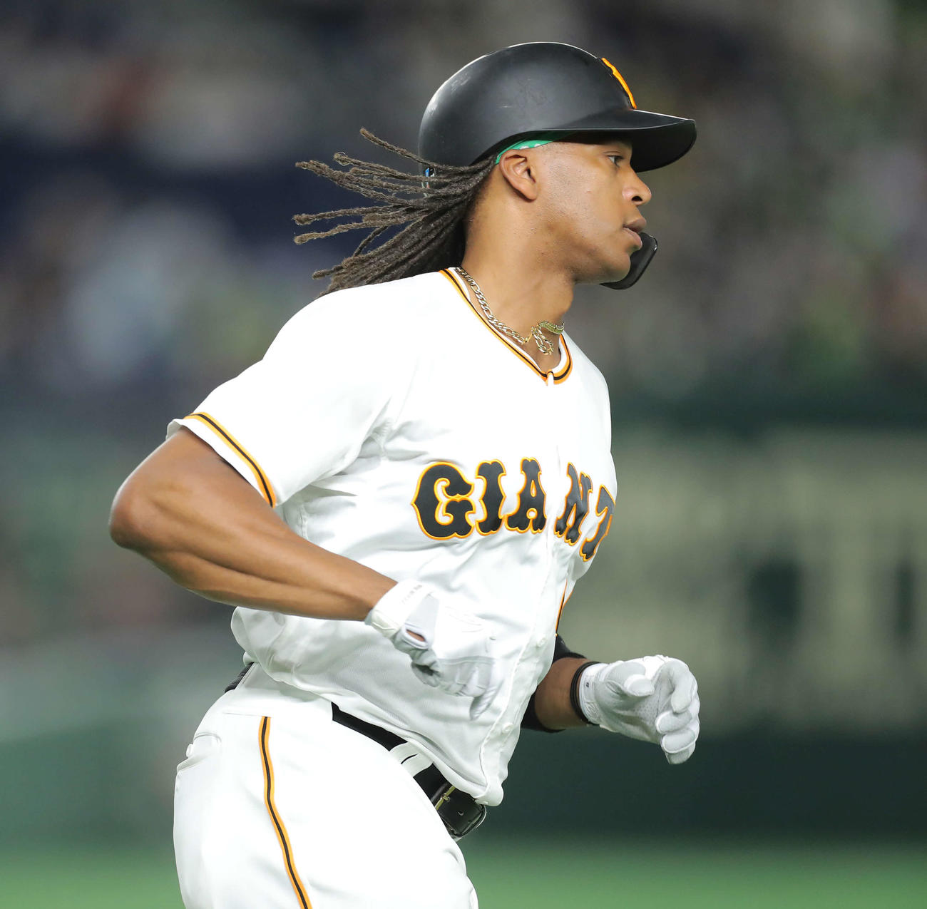 巨人対ヤクルト　1回裏巨人2死、右中間先制ソロ本塁打を放ち走り出すウォーカー（撮影・河田真司）