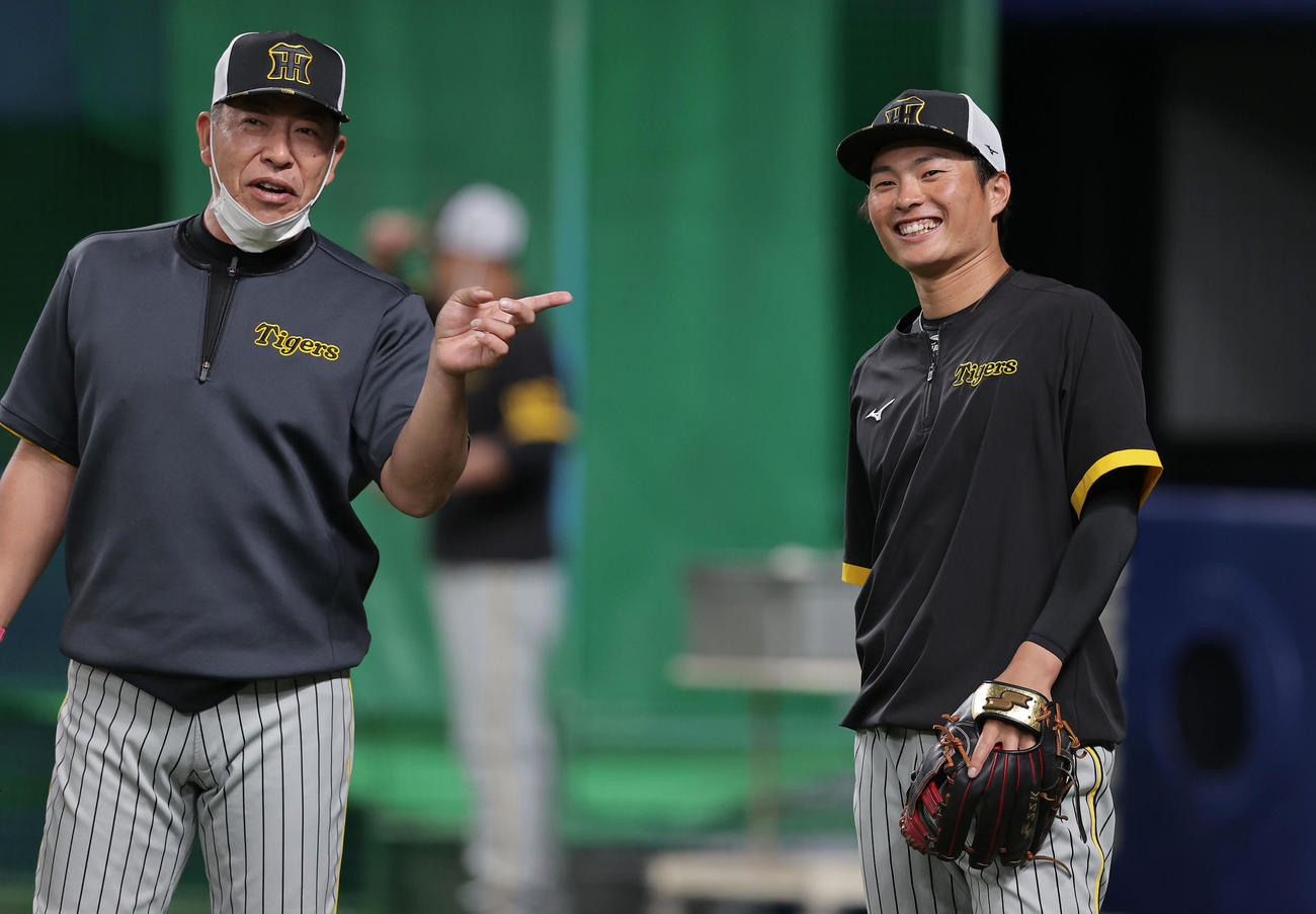 中日対阪神　1軍に合流し、試合前練習で笑顔を見せる阪神北條。左は井上ヘッドコーチ（撮影・前田充）